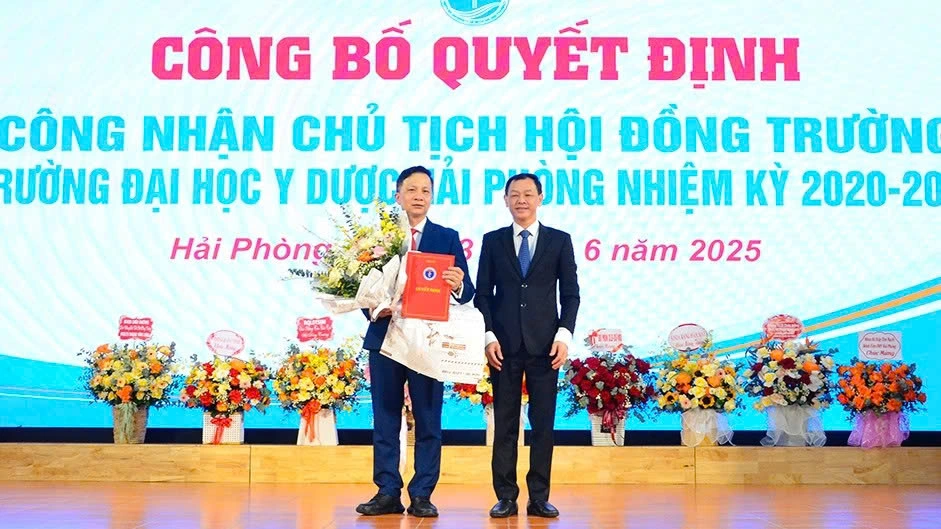 Yêu cầu tạm dừng bổ nhiệm lãnh đạo Hội đồng trường đại học công lập.